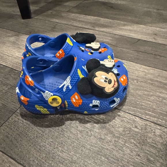 Disney toddler Blue Crocs with Mickey Mouse - Picture 5 of 6